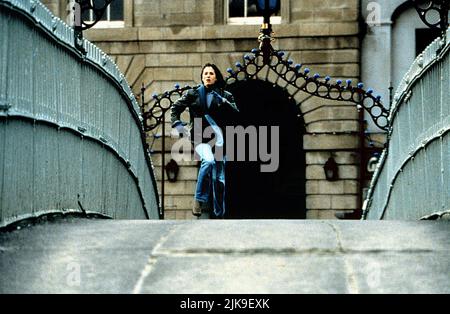 Mira Sorvino Film: Lulu on the Bridge (USA 1998) personaggi: Celia Burns / Località: Ha'Penny Bridge (Liffey Bridge), Dublino, Irlanda regista: Paul Auster 14 Agosto 1998 **ATTENZIONE** questa foto è solo per uso editoriale ed è il copyright dei FILM CAPITOL e/o del fotografo assegnato dalla Film o dalla Società di produzione e può essere riprodotta solo da pubblicazioni in concomitanza con la promozione del suddetto Film. È richiesto un credito obbligatorio per I FILM CAPITOL. Il fotografo deve essere accreditato anche quando è noto. Nessun uso commerciale può essere concesso senza autorizzazione scritta da parte di Foto Stock