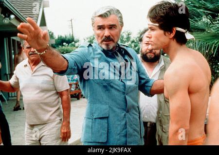 Burt Reynolds & Mark Wahlberg Film: Boogie Nights (USA 1997) personaggi: Jack Horner & Eddie Adams - Dirk Diggler regista: Paul Thomas Anderson 11 Settembre 1997 **ATTENZIONE** questa fotografia è solo per uso editoriale ed è il copyright del CINEMA DI NUOVA LINEA e/o del fotografo assegnato dalla Società di produzione e film e può essere riprodotto solo da pubblicazioni in concomitanza con la promozione del suddetto Film. È richiesto un credito obbligatorio per IL CINEMA DI NUOVA LINEA. Il fotografo deve essere accreditato anche quando è noto. Nessun uso commerciale può essere concesso senza autorizzazione scritta da parte della pellicola Foto Stock