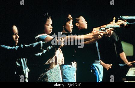 Jada Pinkett Smith, Kimberly Elise, Vivica A. Fox & Queen Latifah Film: Set IT Off (1996) personaggi: Lida 'tony' Newsom, Tisean 'T.T.' Williams,Francesca 'Frankie' Sutton & Cleopatra 'Cleo' Sims Direttore: F. Gary Gray 06 Novembre 1996 **ATTENZIONE** questa fotografia è solo ad uso editoriale ed è copyright di NEW LINE CINEMA e/o del fotografo assegnato dalla Film or Production Company e può essere riprodotta solo da pubblicazioni in concomitanza con la promozione del suddetto Film. È richiesto un credito obbligatorio per IL CINEMA DI NUOVA LINEA. Il fotografo deve essere accreditato anche quando è noto. Foto Stock