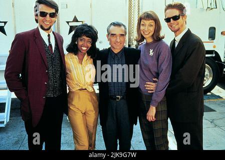 John Turturro, Jennifer Leigh Warren & Martin Scorsese Film: Grace of My Heart (1996) personaggi: Joel Millner, Doris Shelley & Director: Allison Anders 08 settembre 1996 **AVVISO** questa fotografia è solo per uso editoriale ed è il copyright di UNIVERSAL e/o del fotografo assegnato dalla Film o dalla Società di produzione e può essere riprodotto solo da pubblicazioni in concomitanza con la promozione del suddetto Film. È richiesto un credito obbligatorio per UNIVERSAL. Il fotografo deve essere accreditato anche quando è noto. Nessun uso commerciale può essere concesso senza autorizzazione scritta da parte della Film Compa Foto Stock