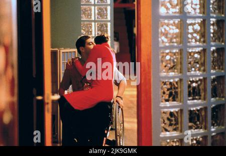 Javier Bardem & Francesca Neri Film Live Flesh; carne Tremula (1997) personaggi: David & Elena regista: Pedro Almodovar 12 ottobre 1997 **ATTENZIONE** questa fotografia è ad uso esclusivamente editoriale ed è copyright della MGM e/o del fotografo assegnato dalla Film o Production Company e può essere riprodotta solo da pubblicazioni in concomitanza con la promozione del suddetto Film. È richiesto un credito obbligatorio a MGM. Il fotografo deve essere accreditato anche se conosciuto. Nessun uso commerciale può essere concesso senza l'autorizzazione scritta di The Film Company. Foto Stock