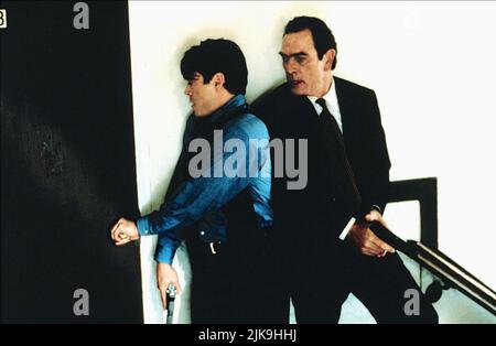 Robert Downey Jr & Tommy Lee Jones Film: I Marshals degli Stati Uniti (USA 1998) personaggi: E il vice capo del maresciallo Samuel Gerard Direttore: Stuart Baird 06 marzo 1998 **AVVISO** questa fotografia è solo per uso editoriale ed è copyright di WARNER BROS. E/o del fotografo assegnato dalla Film o dalla Production Company e può essere riprodotta solo da pubblicazioni in concomitanza con la promozione del suddetto Film. È richiesto un credito obbligatorio per WARNER BROS. Il fotografo deve essere accreditato anche quando è noto. Nessun uso commerciale può essere concesso senza l'autorizzazione scritta della Film Company. Foto Stock