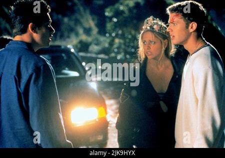 Freddie Prinze Jr., Sarah Michelle Gellar & Ryan Phillippe Film: So che cosa hai fatto la scorsa estate (USA 1997) personaggi: , Helen Shivers, Barry William Cox regista: Jim Gillespie 17 ottobre 1997 **AVVISO** questa fotografia è solo per uso editoriale ed è il copyright di COLUMBIA e/o del fotografo assegnato dalla Film o dalla Production Company e può essere riprodotto solo da pubblicazioni in concomitanza con la promozione del suddetto Film. È richiesto un credito obbligatorio per COLUMBIA. Il fotografo deve essere accreditato anche quando è noto. Nessun uso commerciale può essere concesso senza autorizzazione scritta Foto Stock