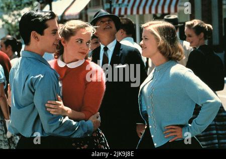 Tobey Maguire, Mary Shelton, Reese Witherspoon Film: Pleasantville (1998) personaggi: David,,Jennifer regista: Gary Ross 17 Settembre 1998 **ATTENZIONE** questa foto è solo per uso editoriale ed è il copyright di NUOVA LINEA e/o del fotografo assegnato dalla Film o dalla Società di produzione e può essere riprodotto solo da pubblicazioni in concomitanza con la promozione del suddetto Film. È necessario un credito obbligatorio per LA NUOVA RIGA. Il fotografo deve essere accreditato anche quando è noto. Nessun uso commerciale può essere concesso senza l'autorizzazione scritta della Film Company. Foto Stock