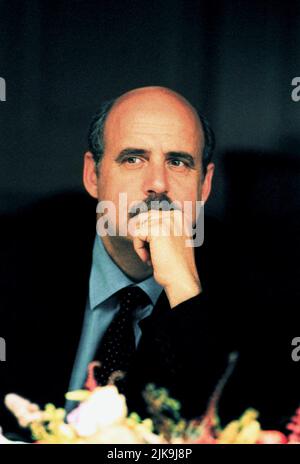 Jeffrey Tambor Film Meet Joe Black (USA 1998) personaggi: Quince regista: Martin Brest 02 novembre 1998 **ATTENZIONE** questa fotografia è solo per uso editoriale ed è copyright della UNIVERSAL e/o del fotografo assegnato dalla Film o Production Company e può essere riprodotta solo da pubblicazioni in concomitanza con la promozione del suddetto Film. È richiesto un credito obbligatorio a UNIVERSAL. Il fotografo deve essere accreditato anche se conosciuto. Nessun uso commerciale può essere concesso senza l'autorizzazione scritta di The Film Company. Foto Stock