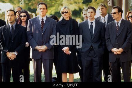 Jeremy Piven, Jon Favreau, Cameron Diaz, Leland Orser & Christian Slater Film: Very Bad Things (1998) personaggi: Michael Berkow, Kyle Fisher, Laura Garrety, Charles Moore e Robert Boyd Direttore: Peter Berg 11 Settembre 1998 **ATTENZIONE** questa foto è solo ad uso editoriale ed è copyright DI BALLPARK e/o del fotografo assegnato dalla Film o dalla Production Company e può essere riprodotta solo da pubblicazioni in concomitanza con la promozione del suddetto Film. È richiesto un credito obbligatorio per IL BALLPARK. Il fotografo deve essere accreditato anche quando è noto. Nessun uso commerciale può essere gra Foto Stock