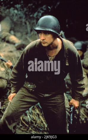 John Cusack Film: The Thin Red Line (1998) personaggi: Capt. Gaff regista: Terrence Malick 25 Dicembre 1998 **ATTENZIONE** questa foto è solo per uso editoriale ed è il copyright di 20 CENTURY FOX e/o il fotografo assegnato dalla Film o dalla Società di produzione e può essere riprodotto solo da pubblicazioni in concomitanza con la promozione del suddetto Film. È richiesto un credito obbligatorio per 20 CENTURY FOX. Il fotografo deve essere accreditato anche quando è noto. Nessun uso commerciale può essere concesso senza l'autorizzazione scritta della Film Company. Foto Stock