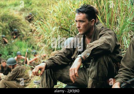 John Cusack Film: The Thin Red Line (1998) personaggi: Capt. Gaff regista: Terrence Malick 25 Dicembre 1998 **ATTENZIONE** questa foto è solo per uso editoriale ed è il copyright di 20 CENTURY FOX e/o il fotografo assegnato dalla Film o dalla Società di produzione e può essere riprodotto solo da pubblicazioni in concomitanza con la promozione del suddetto Film. È richiesto un credito obbligatorio per 20 CENTURY FOX. Il fotografo deve essere accreditato anche quando è noto. Nessun uso commerciale può essere concesso senza l'autorizzazione scritta della Film Company. Foto Stock