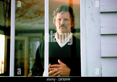 Kris Kristofferson Film: La figlia del soldato non grida mai (1998) personaggi: Bill Willis regista: James Ivory 13 Settembre 1998 **ATTENZIONE** questa foto è solo per uso editoriale ed è il copyright di BRITISH SCREEN e/o del fotografo assegnato dalla Film o Production Company e può essere riprodotto solo da pubblicazioni in concomitanza con la promozione del suddetto Film. È richiesto un credito obbligatorio per LA SCHERMATA BRITANNICA. Il fotografo deve essere accreditato anche quando è noto. Nessun uso commerciale può essere concesso senza l'autorizzazione scritta della Film Company. Foto Stock