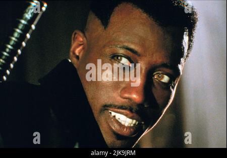 Wesley Snipes Film: Blade (USA 1998) personaggi: Blade Director: Stephen Norrington 19 agosto 1998 **AVVISO** questa foto è solo per uso editoriale ed è il copyright delle IMPRESE MARVEL e/o del fotografo assegnato dalla Film o dalla Società di produzione e può essere riprodotto solo da pubblicazioni in concomitanza con la promozione del suddetto Film. È necessario un credito obbligatorio per MERAVIGLIARSI DELLE IMPRESE. Il fotografo deve essere accreditato anche quando è noto. Nessun uso commerciale può essere concesso senza l'autorizzazione scritta della Film Company. Foto Stock