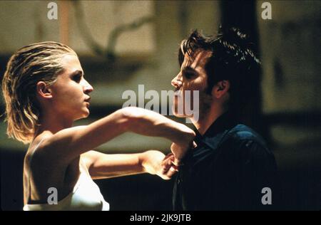 Arly Jover e Stephen Dorff Film: Blade (USA 1998) personaggi: Mercury & Deacon Frost regista: Stephen Norrington 19 agosto 1998 **AVVISO** questa foto è solo per uso editoriale ed è il copyright delle IMPRESE MARVEL e/o del fotografo assegnato dalla Film o dalla Società di produzione e può essere riprodotto solo da pubblicazioni in concomitanza con la promozione del suddetto Film. È necessario un credito obbligatorio per MERAVIGLIARSI DELLE IMPRESE. Il fotografo deve essere accreditato anche quando è noto. Nessun uso commerciale può essere concesso senza l'autorizzazione scritta della Film Company. Foto Stock