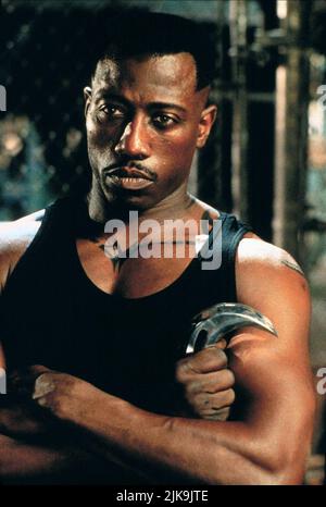 Wesley Snipes Film: Blade (USA 1998) personaggi: Blade Director: Stephen Norrington 19 agosto 1998 **AVVISO** questa foto è solo per uso editoriale ed è il copyright delle IMPRESE MARVEL e/o del fotografo assegnato dalla Film o dalla Società di produzione e può essere riprodotto solo da pubblicazioni in concomitanza con la promozione del suddetto Film. È necessario un credito obbligatorio per MERAVIGLIARSI DELLE IMPRESE. Il fotografo deve essere accreditato anche quando è noto. Nessun uso commerciale può essere concesso senza l'autorizzazione scritta della Film Company. Foto Stock