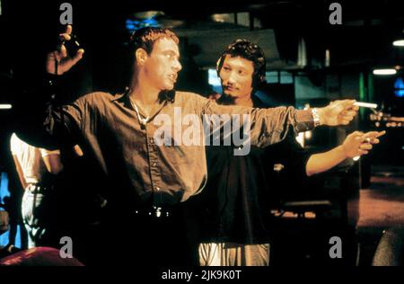 Jean-Claude Van Damme & Hark Tsui Film: Knock Off (1998) personaggi: Marcus Ray & Director: Hark Tsui 17 luglio 1998 **AVVISO** questa fotografia è solo per uso editoriale ed è copyright DI TRISTAR e/o del fotografo assegnato dalla Film o dalla Società di produzione e può essere riprodotta solo da pubblicazioni in concomitanza con la promozione del suddetto Film. È richiesto un credito obbligatorio per TRISTAR. Il fotografo deve essere accreditato anche quando è noto. Nessun uso commerciale può essere concesso senza l'autorizzazione scritta della Film Company. Foto Stock