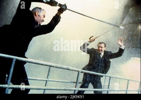 Sean Connery & Ralph Fiennes Film: The Avengers (USA 1998) personaggi: Sir August de Wynter & John Steed regista: Jeremiah S. Chechik 13 Agosto 1998 **AVVISO** questa fotografia è solo per uso editoriale ed è copyright di WARNER BROS. E/o del fotografo assegnato dalla Film o dalla Società di produzione e può essere riprodotta solo da pubblicazioni in concomitanza con la promozione del suddetto Film. È richiesto un credito obbligatorio per WARNER BROS. Il fotografo deve essere accreditato anche quando è noto. Nessun uso commerciale può essere concesso senza l'autorizzazione scritta della Film Company. Foto Stock