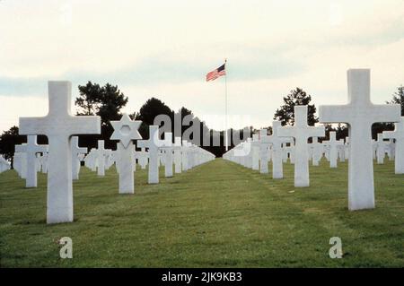 Cemememety for War Dead Film: Saving Private Ryan (USA 1998) regista: Steven Spielberg 21 luglio 1998 **AVVISO** questa fotografia è solo per uso editoriale ed è copyright delle IMMAGINI DREAMWORKSPARAMOUNT e/o del fotografo assegnato dalla Società di produzione o Film e può essere riprodotta solo da pubblicazioni in concomitanza con la promozione del suddetto Film. È richiesto un credito obbligatorio per LE IMMAGINI DREAMWORKSPARAMOUNT. Il fotografo deve essere accreditato anche quando è noto. Nessun uso commerciale può essere concesso senza l'autorizzazione scritta della Film Company. Foto Stock