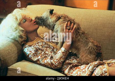 LIN Shaye & Dog Film: C'È qualcosa su Mary (USA 1998) personaggi: Magda & Director: Bobby Farrelly & Peter Farrelly 15 luglio 1998 **AVVISO** questa fotografia è solo per uso editoriale ed è il copyright di 20th CENTURY FOX e/o del fotografo assegnato dalla Film o dalla Società di produzione e può essere riprodotto solo da pubblicazioni in concomitanza con la promozione del suddetto Film. È richiesto un credito obbligatorio per 20th CENTURY FOX. Il fotografo deve essere accreditato anche quando è noto. Nessun uso commerciale può essere concesso senza l'autorizzazione scritta della Film Company. Foto Stock