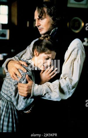 Claire Danes & Liam Neeson Film: Les Miserables (USA/UK/DE 1998) personaggi: Cosette & Jean Valjean / Literaturverfilmung (basato sul libro di Victor Hugo) regista: Bille Agosto 01 Maggio 1998 **ATTENZIONE** questa foto è solo ad uso editoriale ed è copyright delle IMMAGINI TRISTAR e/o del fotografo assegnato dalla Film o dalla Società di produzione e può essere riprodotta solo da pubblicazioni in concomitanza con la promozione del suddetto Film. È richiesto un credito obbligatorio per LE IMMAGINI TRISTAR. Il fotografo deve essere accreditato anche quando è noto. Nessun uso commerciale può essere concesso senza w Foto Stock