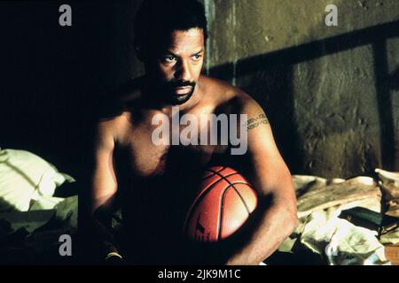 Denzel Washington Film He Got Game (USA 1998) personaggi: Jake Shuttlesworth regista: Spike Lee 01 May 1998 **WARNING** questa fotografia è solo per uso editoriale ed è copyright di TOUCHSTONE e/o The Photographer assegnato dalla Film o Production Company e può essere riprodotta solo da pubblicazioni in concomitanza con la promozione del suddetto Film. È richiesto un credito obbligatorio a TOUCHSTONE. Il fotografo deve essere accreditato anche se conosciuto. Nessun uso commerciale può essere concesso senza l'autorizzazione scritta di The Film Company. Foto Stock