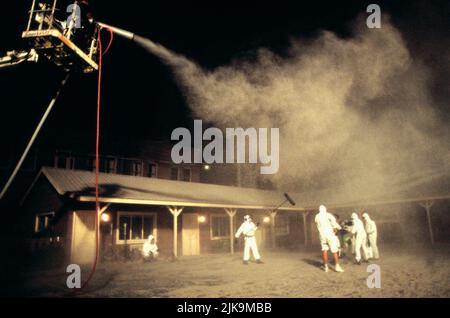 Crew Spray Artificial Ash Film: Dante'S Peak (USA 1997) regista: Roger Donaldson 07 Febbraio 1997 **ATTENZIONE** questa fotografia è solo per uso editoriale ed è il copyright delle IMMAGINI UNIVERSALI e/o del fotografo assegnato dalla Società di produzione e film e può essere riprodotto solo da pubblicazioni in concomitanza con la promozione del suddetto Film. È richiesto un credito obbligatorio per LE IMMAGINI UNIVERSALI. Il fotografo deve essere accreditato anche quando è noto. Nessun uso commerciale può essere concesso senza l'autorizzazione scritta della Film Company. Foto Stock