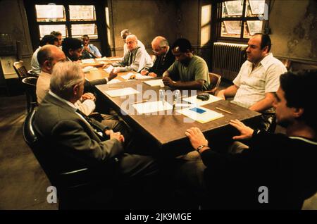 Courtney B. Vance, George C. Scott, Armin Mueller-Stahl, Dorian Harewood, James Gandolfini, Tony Danza Film: 12 personaggi di Angry Men (TV-FILM): Foreman, Juror #3, Juror #4, Juror #5, Juror #6, Juror #7 USA 1997, Director: William Friedkin 17 Agosto 1997 **ATTENZIONE** questa foto è solo per uso editoriale ed è copyright di MGM e/o del fotografo assegnato dalla Film o dalla Società di produzione e può essere riprodotta solo da pubblicazioni in concomitanza con la promozione del suddetto Film. È richiesto un credito obbligatorio per MGM. Il fotografo deve essere accreditato anche quando è noto. Nessun commerci Foto Stock