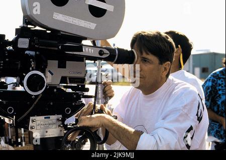 Andy Tennant Film Fools Rush in (1997) regista: Andy Tennant 14 febbraio 1997 **ATTENZIONE** questa fotografia è solo per uso editoriale ed è copyright della COLUMBIA e/o del fotografo assegnato dalla Film o Production Company e può essere riprodotta solo da pubblicazioni in concomitanza con la promozione del suddetto Film. È richiesto un credito obbligatorio a COLUMBIA. Il fotografo deve essere accreditato anche se conosciuto. Nessun uso commerciale può essere concesso senza l'autorizzazione scritta di The Film Company. Foto Stock