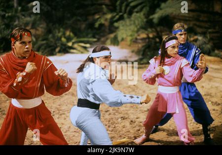 Steve Cardenas, Jason David Frank, Amy Jo Johnson & David Yost Film: Mighty Morphin Power Rangers: The Movie (USA/AUS/JP 1995) personaggi: Rocky DeSantos, Tommy Oliver, Kimberly Hart, Billy Cranston Direttore: Bryan Spicer 30 Giugno 1995 **ATTENZIONE** questa foto è solo per uso editoriale ed è il copyright di 20th CENTURY FOX e/o del fotografo assegnato dalla Film o dalla Società di produzione e può essere riprodotto solo da pubblicazioni in concomitanza con la promozione del suddetto Film. È richiesto un credito obbligatorio per 20th CENTURY FOX. Il fotografo deve essere accreditato anche quando è noto. No Foto Stock