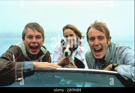 Llyr Ifans, Jenny Evans, Rhys Ifans Film: Twin Town (1997) personaggi: Julian Lewis (come Llyr Evans), Bonny Cartwright, Jeremy Lewis Director: Kevin Allen 11 Aprile 1997 **ATTENZIONE** questa fotografia è solo per uso editoriale ed è il copyright dei FILM FIGURATI e/o del fotografo assegnato dalla Film o dalla Società di produzione e può essere riprodotta solo da pubblicazioni in concomitanza con la promozione del suddetto Film. È richiesto un credito obbligatorio per I FILM FIGURATI. Il fotografo deve essere accreditato anche quando è noto. Nessun uso commerciale può essere concesso senza autorizzazione scritta da parte della pellicola C. Foto Stock