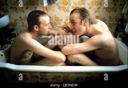 Llyr Ifans & Rhys Ifans Film: Twin Town (1997) personaggi: Julian Lewis (come Llyr Evans) e Jeremy Lewis regista: Kevin Allen 11 Aprile 1997 **ATTENZIONE** questa fotografia è solo per uso editoriale ed è il copyright dei FILM FIGURATI e/o del fotografo assegnato dalla Film o dalla Società di produzione e può essere riprodotta solo da pubblicazioni in concomitanza con la promozione del suddetto Film. È richiesto un credito obbligatorio per I FILM FIGURATI. Il fotografo deve essere accreditato anche quando è noto. Nessun uso commerciale può essere concesso senza l'autorizzazione scritta della Film Company. Foto Stock