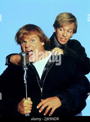 Chris Farley & David Spade Film: Black Sheep (1996) personaggi: Mike Donnelly & Steve Dodds regista: Penelope Spheeris 02 Febbraio 1996 **ATTENZIONE** questa fotografia è solo per uso editoriale ed è il copyright di PARAMOUNT e/o del fotografo assegnato dalla Società di produzione e film e può essere riprodotto solo da pubblicazioni in concomitanza con la promozione del suddetto Film. È necessario un credito obbligatorio per PARAMOUNT. Il fotografo deve essere accreditato anche quando è noto. Nessun uso commerciale può essere concesso senza l'autorizzazione scritta della Film Company. Foto Stock