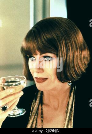 Joanna Lumley Film: Cold Comfort Farm (1995) personaggi: Sig.ra Mary Smiling regista: John Schlesinger 01 gennaio 1995 **AVVISO** questa foto è solo per uso editoriale ed è copyright della BBC e/o del fotografo assegnato dalla Film o dalla Production Company e può essere riprodotta solo da pubblicazioni in concomitanza con la promozione del suddetto Film. È richiesto un credito obbligatorio per la BBC. Il fotografo deve essere accreditato anche quando è noto. Nessun uso commerciale può essere concesso senza l'autorizzazione scritta della Film Company. Foto Stock