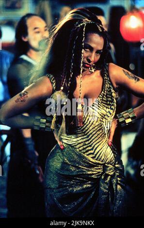PAM Grier Film Escape from L.A. (USA 1996) personaggi: Hershe Las Palmas regista: John Carpenter 09 agosto 1996 **ATTENZIONE** questa fotografia è ad uso esclusivamente editoriale ed è copyright di IMMAGINI DI PRIM'ORDINE e/o del fotografo assegnato dalla Film o Production Company e può essere riprodotta solo da pubblicazioni in concomitanza con la promozione del suddetto Film. È richiesto un credito obbligatorio per LE FOTO DI IMPORTANZA FONDAMENTALE. Il fotografo deve essere accreditato anche se conosciuto. Nessun uso commerciale può essere concesso senza l'autorizzazione scritta di The Film Company. Foto Stock