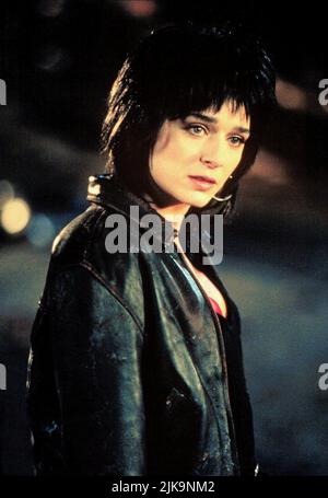 Valeria Golino Film Escape from L.A. (USA 1996) personaggi: Taslima regista: John Carpenter 09 agosto 1996 **ATTENZIONE** questa fotografia è ad uso esclusivamente editoriale ed è copyright di IMMAGINI DI PRIM'ORDINE e/o del fotografo assegnato dalla Film o Production Company e può essere riprodotta solo da pubblicazioni in concomitanza con la promozione del suddetto Film. È richiesto un credito obbligatorio per LE FOTO DI IMPORTANZA FONDAMENTALE. Il fotografo deve essere accreditato anche se conosciuto. Nessun uso commerciale può essere concesso senza l'autorizzazione scritta di The Film Company. Foto Stock