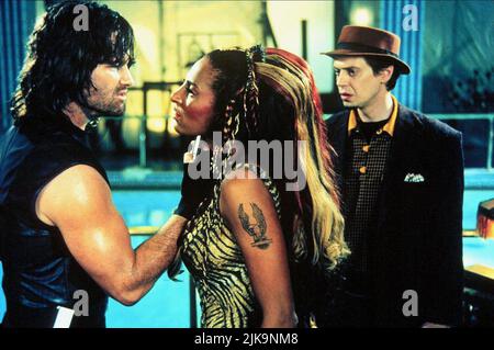 Kurt Russell, Steve Buscemi e Pam Grier Film: Fuga da L.A. (USA 1996) personaggi: Snake Plissken,Mappa di The Stars Eddie,Hershe Las Palmas regista: John Carpenter 09 Agosto 1996 **ATTENZIONE** questa foto è solo per uso editoriale ed è il copyright di IMMAGINI DI PRIMARIA IMPORTANZA e/o del fotografo assegnato dalla Film o dalla Società di produzione e può essere riprodotto solo da pubblicazioni in concomitanza con la promozione del suddetto Film. È necessario un credito obbligatorio per LE IMMAGINI DI IMPORTANZA FONDAMENTALE. Il fotografo deve essere accreditato anche quando è noto. Nessun uso commerciale può essere concesso senza scritto Foto Stock