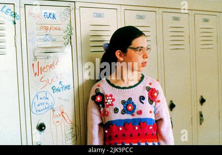 Heather Matarazzo Film: Benvenuti alla Casa delle bambole (1995) personaggi: Dawn Wiener regista: Todd Solondz 10 Settembre 1995 **AVVISO** questa fotografia è solo per uso editoriale ed è copyright DI COLUMBIA e/o del fotografo assegnato dalla Film o dalla Production Company e può essere riprodotta solo da pubblicazioni in concomitanza con la promozione del suddetto Film. È richiesto un credito obbligatorio per COLUMBIA. Il fotografo deve essere accreditato anche quando è noto. Nessun uso commerciale può essere concesso senza l'autorizzazione scritta della Film Company. Foto Stock