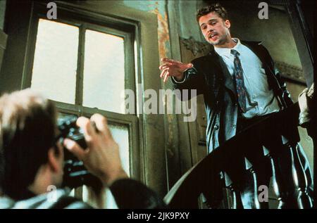 Kevin Spacey & Brad Pitt Film: SE7EN; sette (USA 1995) personaggi: John Doe, Detective David Mills Director: David Fincher 22 Settembre 1995 **ATTENZIONE** questa foto è solo ad uso editoriale ed è copyright di NEW LINE CINEMA e/o del fotografo assegnato dalla Film or Production Company e può essere riprodotta solo da pubblicazioni in concomitanza con la promozione del suddetto Film. È richiesto un credito obbligatorio per IL CINEMA DI NUOVA LINEA. Il fotografo deve essere accreditato anche quando è noto. Nessun uso commerciale può essere concesso senza l'autorizzazione scritta della Film Company. Foto Stock