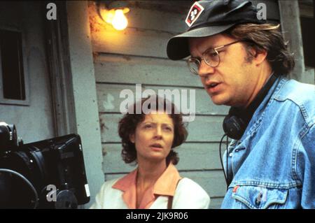 Susan Sarandon & Tim Robbins Film: Dead Man Walking (USA/UK 1995) personaggi: Suor Helen Prejean & Director: Tim Robbins 29 Dicembre 1995 **AVVISO** questa fotografia è solo ad uso editoriale ed è il copyright del TITOLO DI LAVORO e/o del fotografo assegnato dalla Film o dalla Società di produzione e può essere riprodotta solo da pubblicazioni in concomitanza con la promozione del suddetto Film. È richiesto un credito obbligatorio per IL TITOLO DI LAVORO. Il fotografo deve essere accreditato anche quando è noto. Nessun uso commerciale può essere concesso senza l'autorizzazione scritta della Film Company. Foto Stock