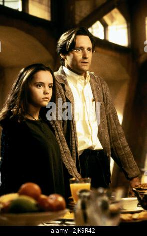 Christina Ricci & Bill Pullman Film: Casper (USA 1995) personaggi: Kathleen 'Kat' Harvey & Dr. James Harvey regista: Brad Silberling 26 Maggio 1995 **ATTENZIONE** questa fotografia è solo ad uso editoriale ed è il copyright delle IMMAGINI UNIVERSALI e/o del fotografo assegnato dalla Film o dalla Società di produzione e può essere riprodotta solo da pubblicazioni in concomitanza con la promozione del suddetto Film. È richiesto un credito obbligatorio per LE IMMAGINI UNIVERSALI. Il fotografo deve essere accreditato anche quando è noto. Nessun uso commerciale può essere concesso senza l'autorizzazione scritta della Film Company. Foto Stock