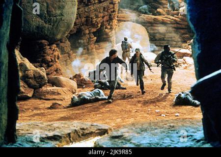 Dylan Walsh, Laura Linney, Ernie Hudson Film: Congo (1995) personaggi: Dr. Peter Elliot, Dr. Karen Ross, Captain Munro Kelly Direttore: Frank Marshall 09 giugno 1995 **ATTENZIONE** questa fotografia è solo per uso editoriale ed è il copyright di PARAMOUNT e/o del fotografo assegnato dalla Film o dalla Società di produzione e può essere riprodotto solo da pubblicazioni in concomitanza con la promozione del suddetto Film. È necessario un credito obbligatorio per PARAMOUNT. Il fotografo deve essere accreditato anche quando è noto. Nessun uso commerciale può essere concesso senza l'autorizzazione scritta della Film Company. Foto Stock