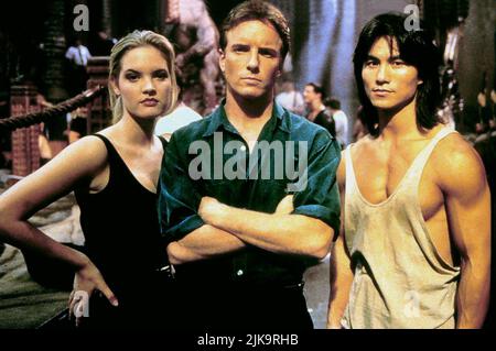 Bridgette Wilson, Linden Ashby & Robin Shou Film: Mortal Kombat (1995) personaggi: Sonya Blade, Johnny Cage & Liu Kang regista: Paul W.S. Anderson 13 luglio 1995 **AVVERTENZA** questa fotografia è solo per uso editoriale ed è copyright della NUOVA LINEA e/o del fotografo assegnato dalla Film o dalla Società di produzione e può essere riprodotta solo da pubblicazioni in concomitanza con la promozione del suddetto Film. È necessario un credito obbligatorio per LA NUOVA RIGA. Il fotografo deve essere accreditato anche quando è noto. Nessun uso commerciale può essere concesso senza l'autorizzazione scritta della Film Company. Foto Stock