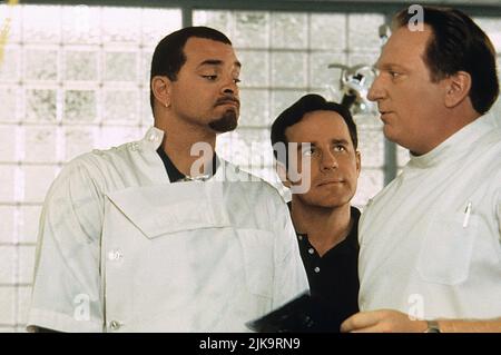 Sinbad, Phil Hartman & Jeffrey Jones Film: Houseguest (1995) personaggi: Kevin Franklin,Gary Young & Dr. Ron Timmerman regista: Randall Miller 06 gennaio 1995 **AVVISO** questa fotografia è solo per uso editoriale ed è copyright di BUENA VISTA e/o del fotografo assegnato dalla Film o dalla Production Company e può essere riprodotta solo da pubblicazioni in concomitanza con la promozione del suddetto Film. È richiesto un credito obbligatorio per BUENA VISTA. Il fotografo deve essere accreditato anche quando è noto. Nessun uso commerciale può essere concesso senza l'autorizzazione scritta della Film Company. Foto Stock