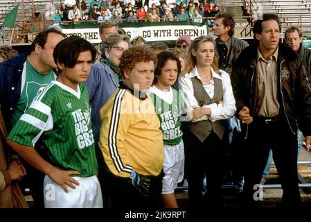 Anthony Esquivel, Olivia D'Abo, Steve Guttenberg, Patrick Renna, Billy L. Sullivan Film: The Big Green (1995) personaggi: Juan Morales, Miss Anna Mongomery, Sheriff Tom Palmer, Larry Musgrove, Jeffrey Luttrell regista: Holly Goldberg Sloan 29 Settembre 1995 **AVVISO** questa fotografia è solo per uso editoriale ed è il copyright DI DISNEY e/o del fotografo assegnato dalla Film o dalla Società di produzione e può essere riprodotto solo da pubblicazioni in concomitanza con la promozione del suddetto Film. È richiesto un credito obbligatorio per DISNEY. Il fotografo deve essere accreditato anche quando è noto. Foto Stock