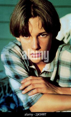 Brad Renfro Film The cure (1995) personaggi: Erik regista: Peter Horton 21 aprile 1995 **ATTENZIONE** questa fotografia è ad uso esclusivamente editoriale ed è copyright della UNIVERSAL e/o del fotografo assegnato dalla Film o Production Company e può essere riprodotta solo da pubblicazioni in concomitanza con la promozione del suddetto Film. È richiesto un credito obbligatorio a UNIVERSAL. Il fotografo deve essere accreditato anche se conosciuto. Nessun uso commerciale può essere concesso senza l'autorizzazione scritta di The Film Company. Foto Stock