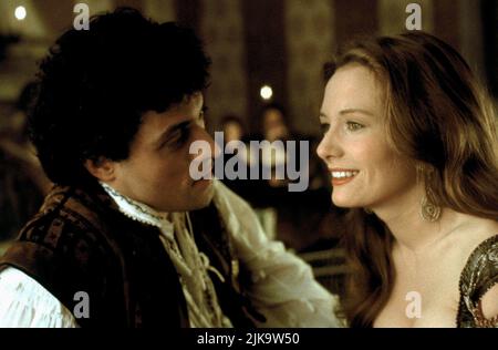 Rufus Sewell & Catherine McCormack Film: Il cortigiano onesto (1998) personaggi: Marco Venier & Veronica Franco regista: Marshall Herskovitz 20 febbraio 1998 **AVVISO** questa fotografia è solo per uso editoriale ed è copyright di WARNER BROS e/o del fotografo assegnato dalla Film o dalla Production Company e può essere riprodotta solo da pubblicazioni in concomitanza con la promozione del suddetto Film. È richiesto un credito obbligatorio per WARNER BROS. Il fotografo deve essere accreditato anche quando è noto. Nessun uso commerciale può essere concesso senza l'autorizzazione scritta della Film Company. Foto Stock