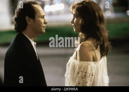 Billy Crystal & Kathleen Quinlan Film: My Giant (1998) personaggi: Sam 'Sammy' Kamin & Serena Kamin regista: Michael Lehmann 10 Aprile 1998 **AVVISO** questa foto è solo per uso editoriale ed è il copyright di COLUMBIA e/o del fotografo assegnato dalla Film o dalla Production Company e può essere riprodotto solo da pubblicazioni in concomitanza con la promozione del suddetto Film. È richiesto un credito obbligatorio per COLUMBIA. Il fotografo deve essere accreditato anche quando è noto. Nessun uso commerciale può essere concesso senza l'autorizzazione scritta della Film Company. Foto Stock