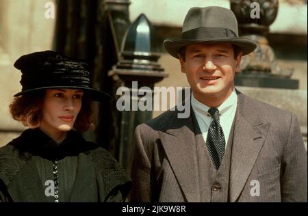 Julia Roberts & Liam Neeson Film: Michael Collins (USA/UK/IRL 1996) personaggi: Kitty Kiernan & Michael Collins regista: Neil Jordan 28 agosto 1996 **AVVISO** questa fotografia è solo per uso editoriale ed è copyright di WARNER BROS. E/o del fotografo assegnato dalla Film o dalla Production Company e può essere riprodotta solo da pubblicazioni in concomitanza con la promozione del suddetto Film. È richiesto un credito obbligatorio per WARNER BROS. Il fotografo deve essere accreditato anche quando è noto. Nessun uso commerciale può essere concesso senza l'autorizzazione scritta della Film Company. Foto Stock