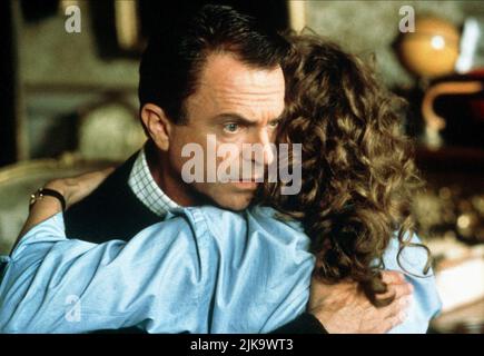 Sam Neill & Kristin Scott Thomas Film: Commedie dei Revengers (UK/FR 1998) personaggi: Henry Bell & Imogen Staxton-Billing Director: Malcolm Mowbray 09 Giugno 1998 **ATTENZIONE** questa fotografia è solo per uso editoriale ed è copyright di BBCCANAL+ e/o del fotografo assegnato dalla Film o dalla Società di produzione e può essere riprodotta solo da pubblicazioni in concomitanza con la promozione del suddetto Film. È richiesto un credito obbligatorio per BBCCANAL+. Il fotografo deve essere accreditato anche quando è noto. Nessun uso commerciale può essere concesso senza l'autorizzazione scritta della Film Company. Foto Stock