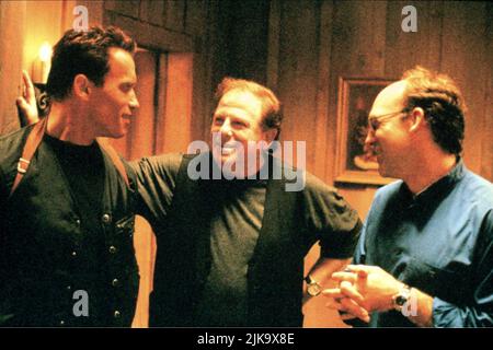 Arnold Schwarzenegger & Chuck Russell Film Eraser (1998) regista: Chuck Russell 21 giugno 1996 **ATTENZIONE** questa fotografia è solo per uso editoriale ed è copyright della WARNER BROS e/o del fotografo assegnato dalla Film o Production Company e può essere riprodotta solo da pubblicazioni in concomitanza con la promozione del suddetto Film. È richiesto un credito obbligatorio a WARNER BROS. Il fotografo deve essere accreditato anche se conosciuto. Nessun uso commerciale può essere concesso senza l'autorizzazione scritta di The Film Company. Foto Stock
