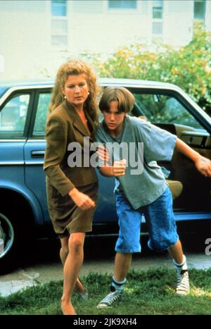 Diana Scarwid & Brad Renfro Film The cure (1995) personaggi: Gail, Erik regista: Peter Horton 21 aprile 1995 **ATTENZIONE** questa fotografia è ad uso esclusivamente editoriale ed è copyright di UNIVERSAL e/o The Photographer assegnato dalla Film o Production Company e può essere riprodotta solo da pubblicazioni in concomitanza con la promozione del suddetto Film. È richiesto un credito obbligatorio a UNIVERSAL. Il fotografo deve essere accreditato anche se conosciuto. Nessun uso commerciale può essere concesso senza l'autorizzazione scritta di The Film Company. Foto Stock