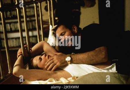 Karoline Eichhorn & Götz George Film: The Sandman; Der Sandmann (TV-Film) personaggi: Ina Littmann, Henry Kupfer De1995, Direttore: Nico Hofmann 05 ottobre 1995 **AVVISO** questa fotografia è solo per uso editoriale ed è il copyright di TEAMWORX PROD. E/o del fotografo assegnato dalla Film o dalla Società di produzione e può essere riprodotta solo da pubblicazioni in concomitanza con la promozione del suddetto Film. È richiesto un credito obbligatorio per TEAMWORX PROD. Il fotografo deve essere accreditato anche quando è noto. Nessun uso commerciale può essere concesso senza autorizzazione scritta da parte della Film Compa Foto Stock