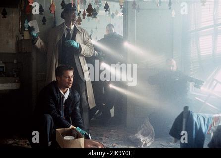 Brad Pitt & Morgan Freeman Film Se7en; sette (USA 1995) personaggi: Detective David Mills, Detective tenente William Somerset regista: David Fincher 22 settembre 1995 **AVVERTIMENTO** questa fotografia è solo per uso editoriale ed è copyright di NEW LINE CINEMA/PETER SOREL e/o il fotografo assegnato dalla Film o Production Company e può essere riprodotta solo da pubblicazioni in concomitanza con la promozione del suddetto film. È richiesto un credito obbligatorio per il CINEMA NEW LINE/PETER SOREL. Nessun uso commerciale può essere concesso senza l'autorizzazione scritta di The Film Company. Foto Stock
